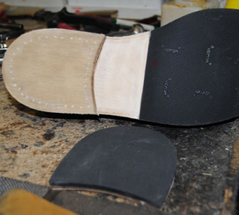 Der Absatz wird Schicht für Schicht aus Leder aufgebaut und zur besseren Haltbarkeit mit Holznägeln genagelt.